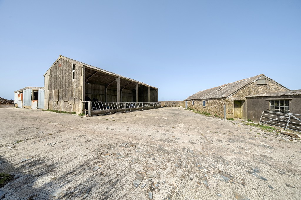 Lot: 3 - COMPLEX OF GRANITE BARNS, DUTCH BARN, CATTLE SHED FARMYARD AND LAND WITH POTENTIAL - Dutch Barn